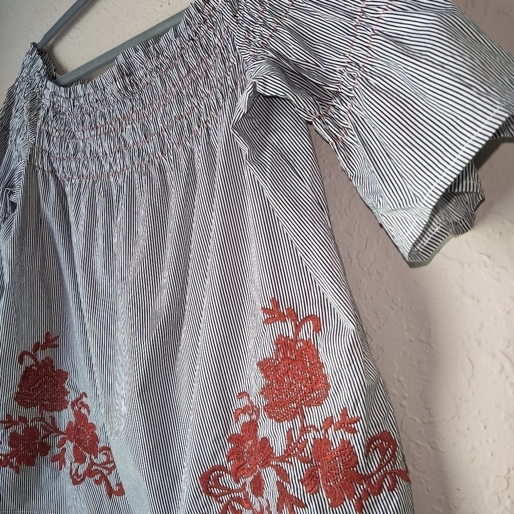 Sweet Wonderer Top, Floral Applique, Smocked Neck, Blue & White Stripe, L - Picture 4 of 7